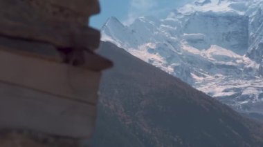 Nepal 'deki Karlı Dağlarda Bayraklar, Nepal' deki Renkli Tibet Budist Bayrakları Annapurna 'daki Himalayalar' da Mavi Gökyüzü Güneşli Günü 'nde Bayraklar, Karlı Dağlarda Renkli Budizm Bayrakları.