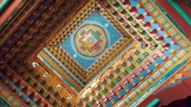 Dağ manastırında dua bayrağı. Yukarı Pisang, Nepal. Pisang köyü Annapurna gezisinin bir parçasıdır, dünyanın en popüler macera gezilerinden biridir.