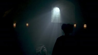 Pencere İçindeki Ev 'den Bakan Kadın Silueti. Bir evin içindeki büyük bir pencereden dolunaya bakan izole bir kadının silueti. Hapis .