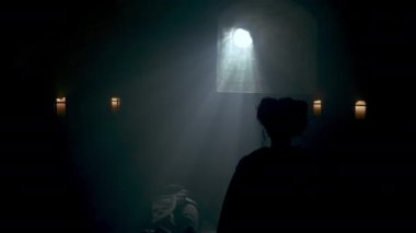 Pencere İçindeki Ev 'den Bakan Kadın Silueti. Bir evin içindeki büyük bir pencereden dolunaya bakan izole bir kadının silueti. Hapis .