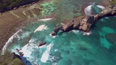 Havadan bakıldığında, turkuaz renkli kristal renginde berrak okyanus dalgaları yumuşak kumlu kıyılarda süzülerek kayalık kıyı şeridini okşar. İHA ile çekilen hava görüntüleri