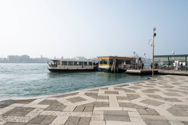 Venedik 'te gondolları ve tekneleri olan kanallar Venedik, İtalya' da geleneksel ulaşım araçları