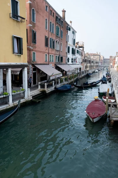 Die Kanäle Venedig Mit Gondeln Und Booten Traditionelle Transportmittel Venedig — Stockfoto