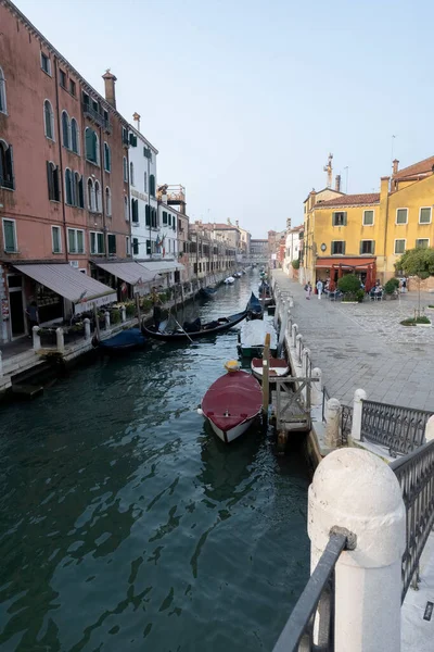 Die Kanäle Venedig Mit Gondeln Und Booten Traditionelle Transportmittel Venedig — Stockfoto