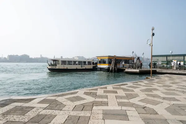 Venedik 'te gondolları ve tekneleri olan kanallar Venedik, İtalya' da geleneksel ulaşım araçları