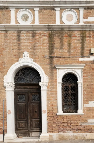 イタリアのヴェネツィアにある伝統的なゴシック様式の宮殿のファサードの詳細 — ストック写真