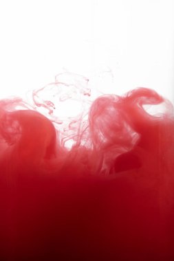 Duman halinde akan kırmızı renk, akrilik boyayla hareket eden pürüzsüz soyut