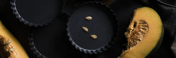 Кусочки Нарезанной Тыквы Тёмном Столе Тёмными Блюдами — стоковое фото
