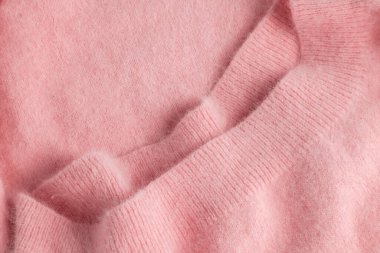 Yumuşak pembe angora kumaşına yakın, pastel renklerde tekstil detayı