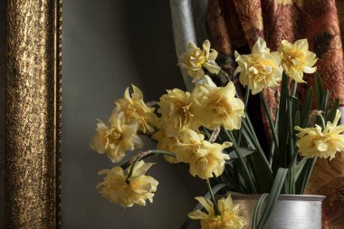 Demir kovada çiçek açan nergisler, klasik natürmortlar, sanat iç tasarımı.