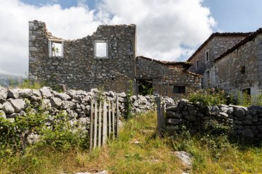 Eski terk edilmiş ev kompleksi, taş devrindeki mimari.