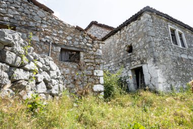 Eski terk edilmiş ev kompleksi, taş devrindeki mimari.