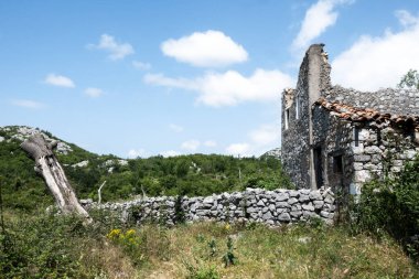 Eski terk edilmiş ev kompleksi, taş devrindeki mimari.