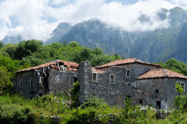 Eski terk edilmiş ev kompleksi, taş devrindeki mimari.