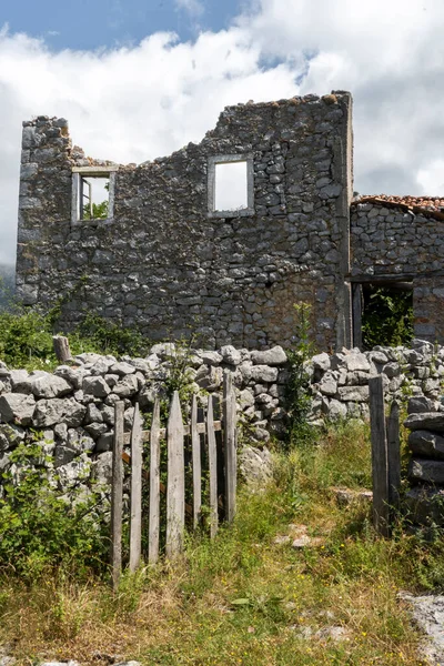 Eski terk edilmiş ev kompleksi, taş devrindeki mimari.