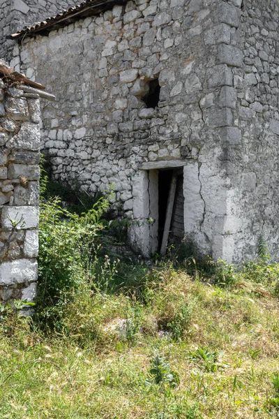 Eski terk edilmiş ev kompleksi, taş devrindeki mimari.