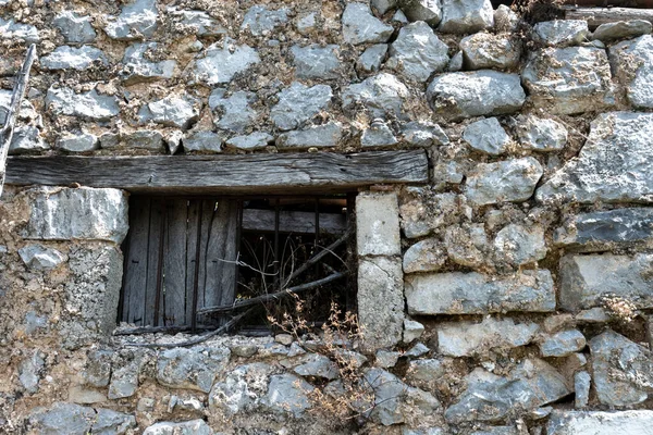 Eski terk edilmiş ev kompleksi, taş devrindeki mimari.