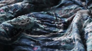 Kırışık mavi kumaş, moda endüstrisi.