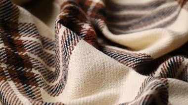 Yumuşak yünlü kumaş, moda endüstrisi, soğuk tonlarda sıcak battaniye.