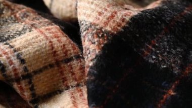 Yumuşak yünlü kumaş, moda endüstrisi, soğuk tonlarda sıcak battaniye.