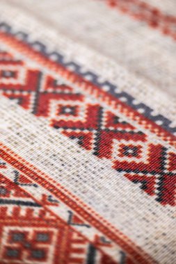 Geleneksel halk motifli beyaz keten kumaş.