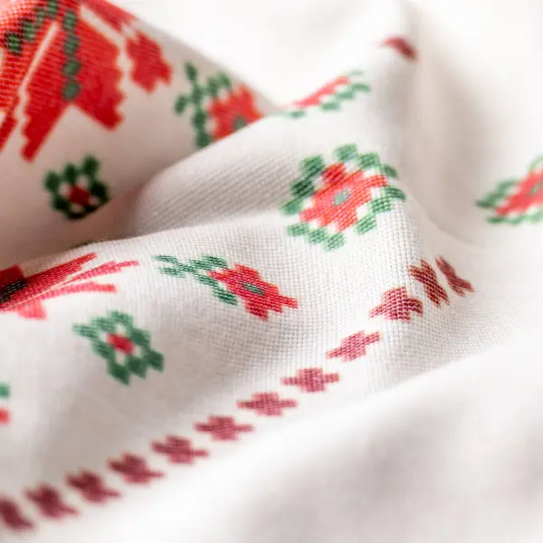 Geleneksel halk motifli beyaz keten kumaş.