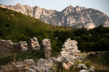 Arnavut dağ Alpleri. Dağ manzarası, yazın manzaralı dağ manzarası, geniş bir manzara.