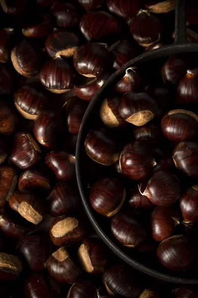 Kestanelere yakından bak, tarımsal hasat konsepti. Sağlıklı, mevsimlik yiyecekler.