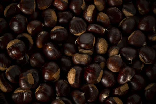 Kestanelere yakından bak, tarımsal hasat konsepti. Sağlıklı, mevsimlik yiyecekler.