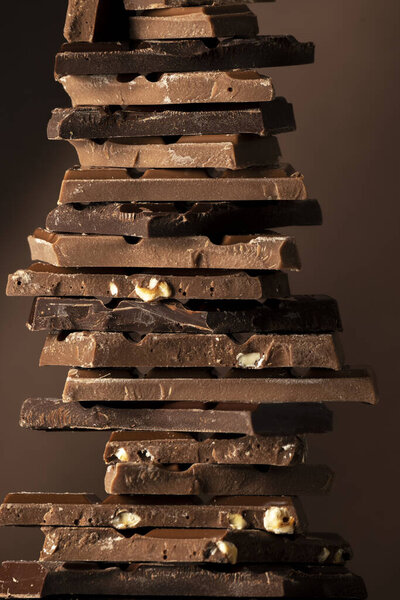 Шоколадная башня, множество разных кусочков шоколада