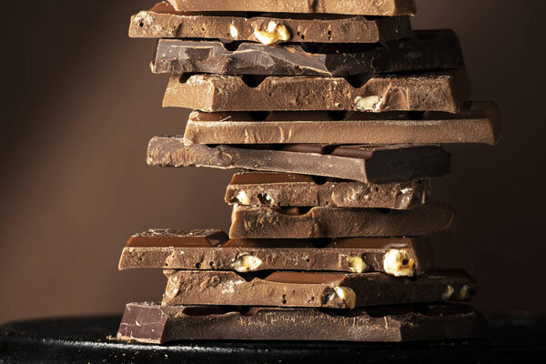 Шоколадная башня, множество разных кусочков шоколада