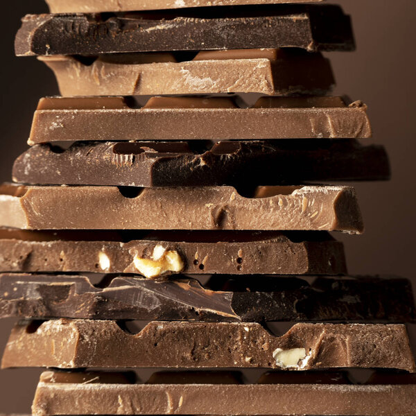 Шоколадная башня, множество разных кусочков шоколада