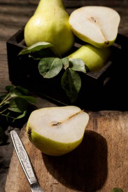 Masada sonbahar armutları, taze çiğ gıda malzemeleri.