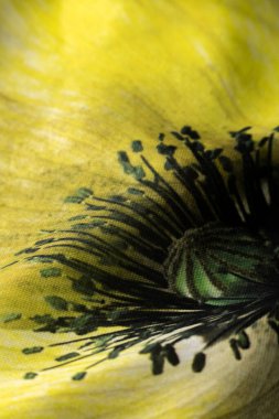 Çiçek desenli ipek kumaş, narin örtülü arka plan.