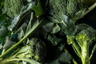 Masada taze çiğ brokoli var. Sağlıklı sebze içeriği