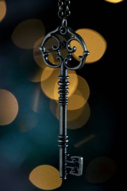 Hafif bir bokeh arkaplanındaki eski model anahtar.