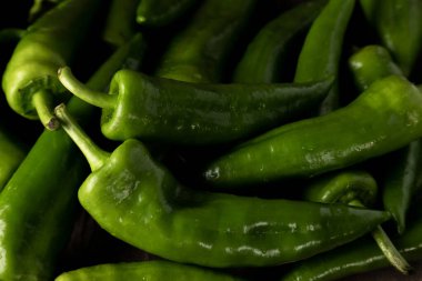 Masada taze çiğ yeşil biber, hakiki gıda malzemeleri, tarım konsepti.