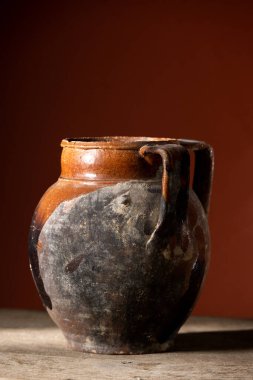 Eski kırık terracotta vazosu, el yapımı antika eşya.