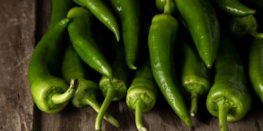 Masada taze çiğ yeşil biber, hakiki gıda malzemeleri, tarım konsepti.