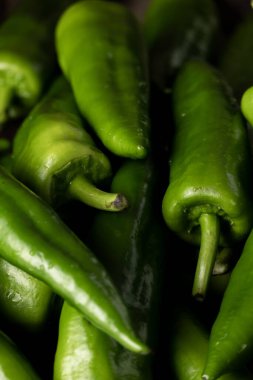 Masada taze çiğ yeşil biber, hakiki gıda malzemeleri, tarım konsepti.