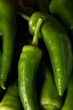 Masada taze çiğ yeşil biber, hakiki gıda malzemeleri, tarım konsepti.