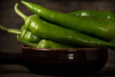 Masada taze çiğ yeşil biber, hakiki gıda malzemeleri, tarım konsepti.