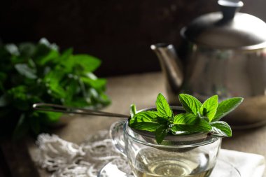 Nane ve bitki çayı ve sıcak içecek temalı bir masa.