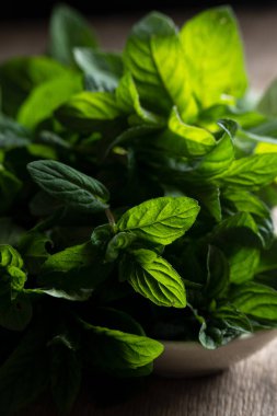 Masada taze toplanmış nane aromalı bitkiler var.