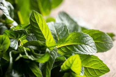 Masada taze toplanmış nane aromalı bitkiler var.