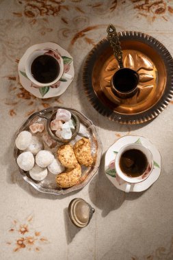 Antika halıda geleneksel şekerli Türk kahvesi