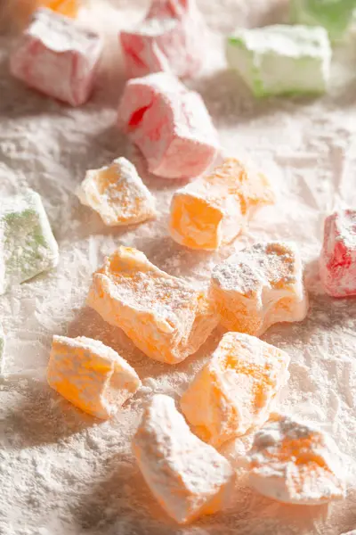 Geleneksel Türk tatlıları, mutfak kağıdında farklı lokum türleri