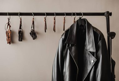 Şık siyah deri ceket ve şapka seti her giriş için mükemmel bir eklenti.