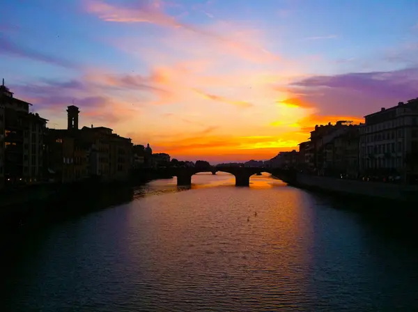 İtalya, Floransa 'daki Ponte Vecchio Köprüsü' nden gün batımı