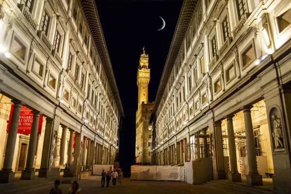 Floransa 'nın Uffizi' si arasındaki Vecchio Sarayı manzarası 